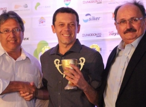Fernando Tonet recebe convite para continuar no Alecrim no prximo ano