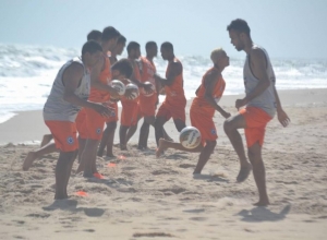 FOTOS: sem sombra, Parnahyba tem dia de treino na praia da Pedra do Sal
