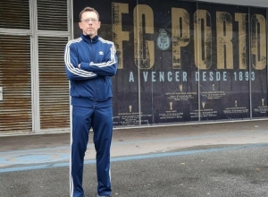 Fernando Tonet visita o FC Porto, em Portugal O objetivo da visita do treinador é aprimorar seus co
